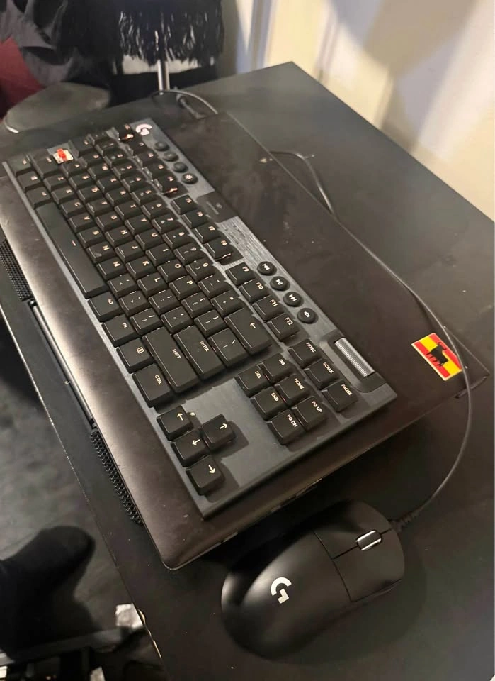 Logitech G915 TKL LIGHTSPEED + G Pro X Superlight Gaming Set