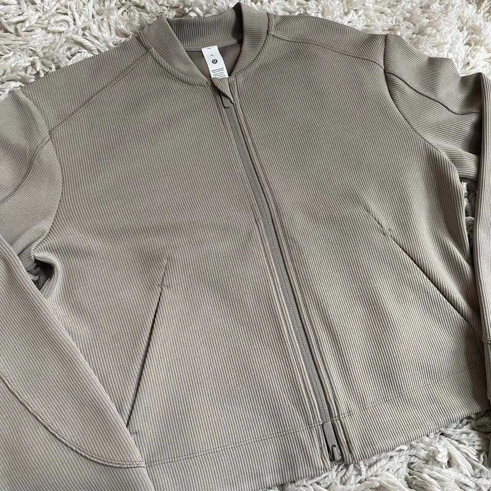 NWT Lululemon Ribbed Softstreme Bomber Jacket - Warm Ash Grey - photo 5