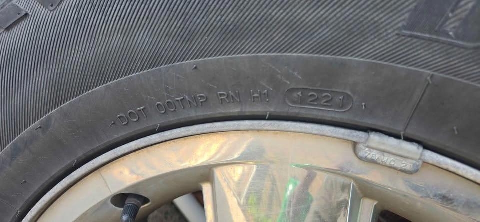 265/65R18 GMC LT tires with rims - photo 5