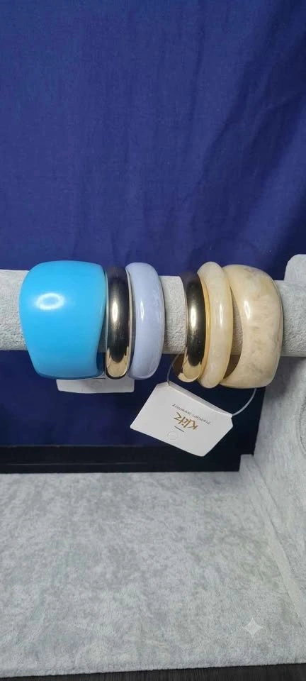 Chunky Acrylic Resin & Gold Stacking Bangles Set - photo 4
