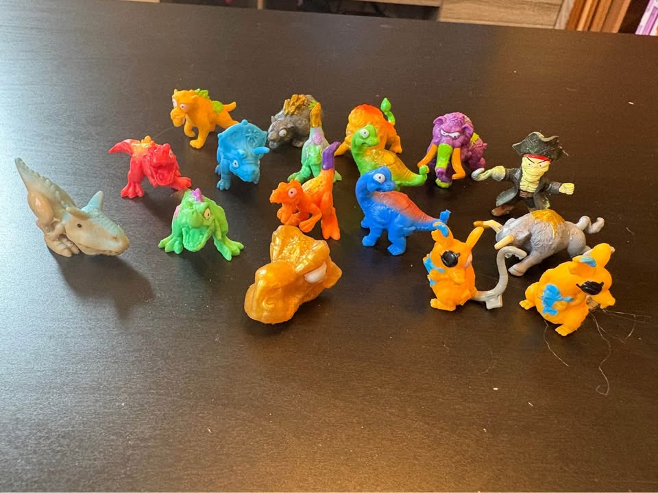 Assorted small toys - photo 4