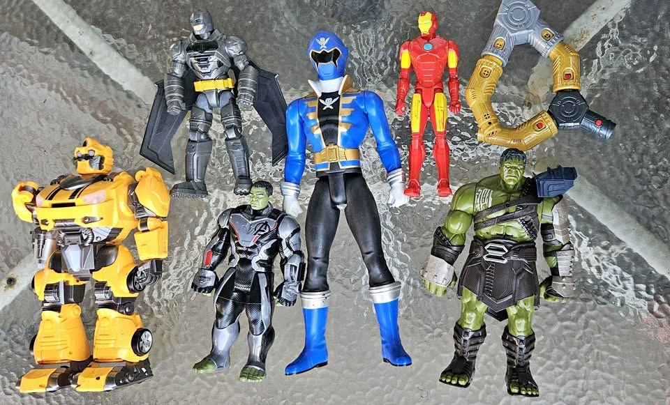 Super heros figurines $20 lot
