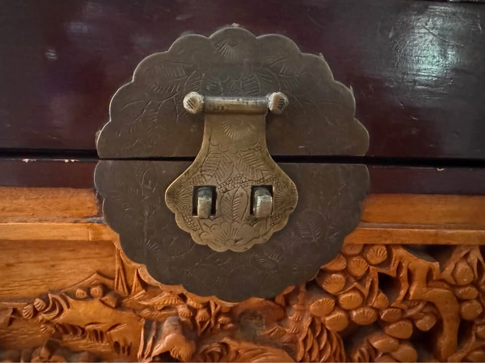 Vintage Chinese hand-carved camphor wood chest - photo 3