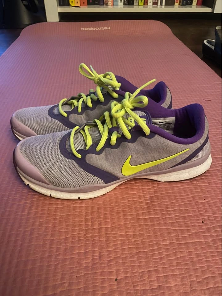 Nike women’s running shoes size 7.5 - photo 3
