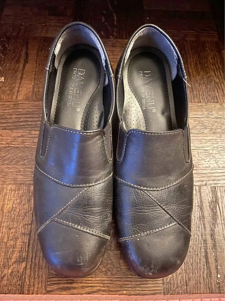 Women’s leather comfortable shoes size 7-7.5