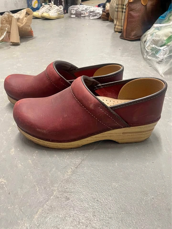 leather waterproof clogs size 7.5-8