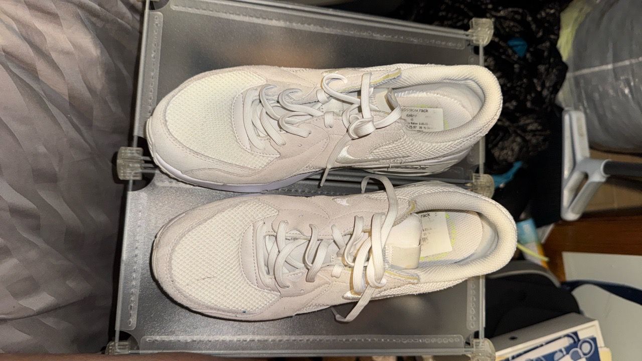 Nike White / beige Low-Top Sneakers with Mesh Upper