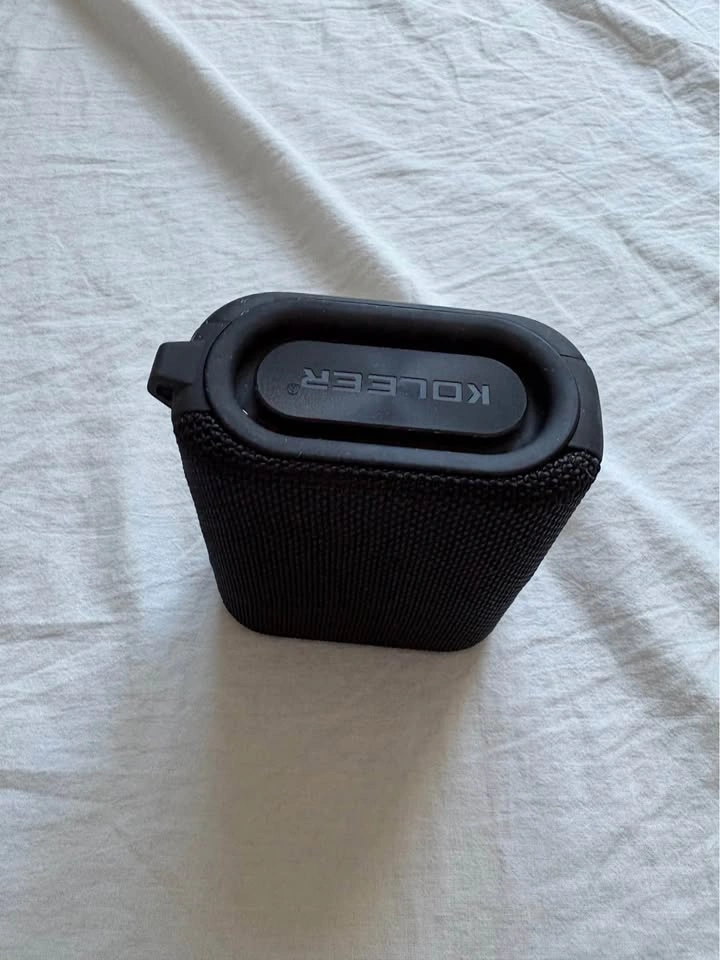 black Bluetooth speaker - photo 2