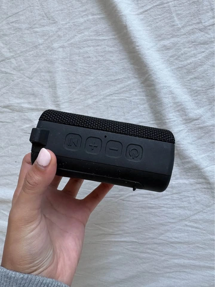 black Bluetooth speaker - photo 4