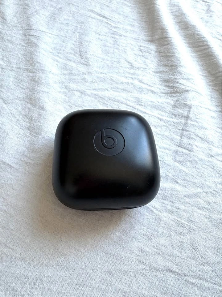 Powerbeats Pro 1 charging case