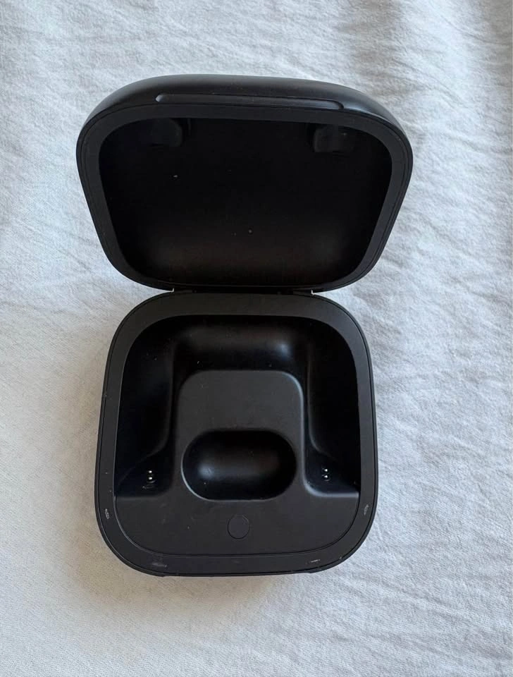 Powerbeats Pro 1 charging case - photo 3