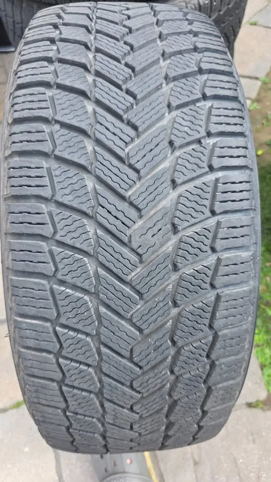 225/45/18 Michelin winter tires 90% tread image indicator(3)