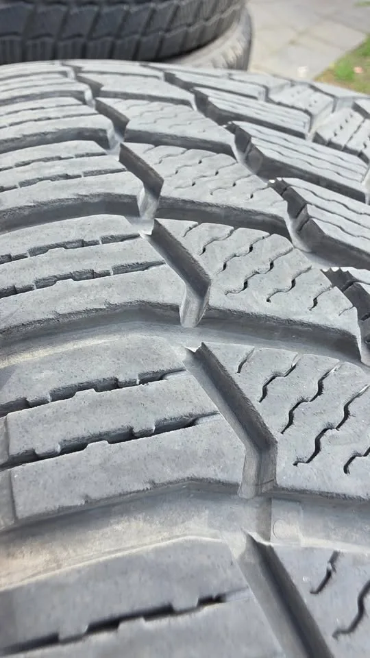 225/45/18 Michelin winter tires 90% tread image indicator(5)