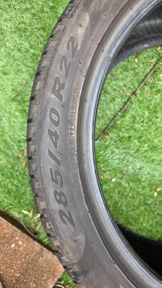 285/40/22 Pirelli winter tires 90% tread image indicator(3)