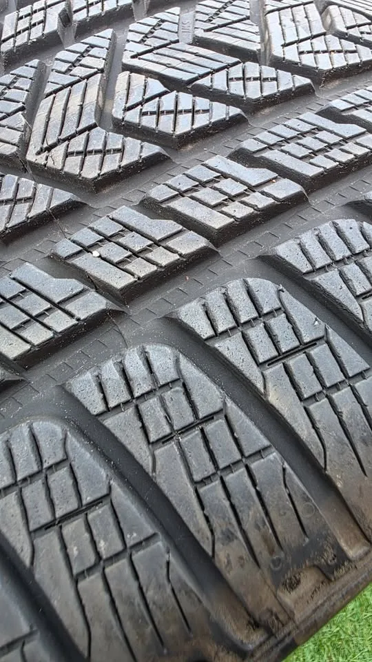 285/40/22 Pirelli winter tires 90% tread image indicator(6)