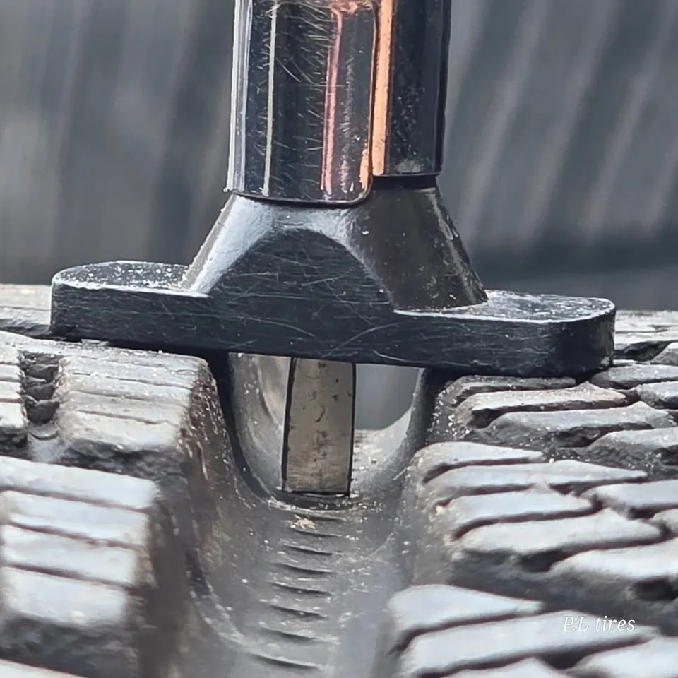 285/40/22 Pirelli winter tires 90% tread image indicator(8)