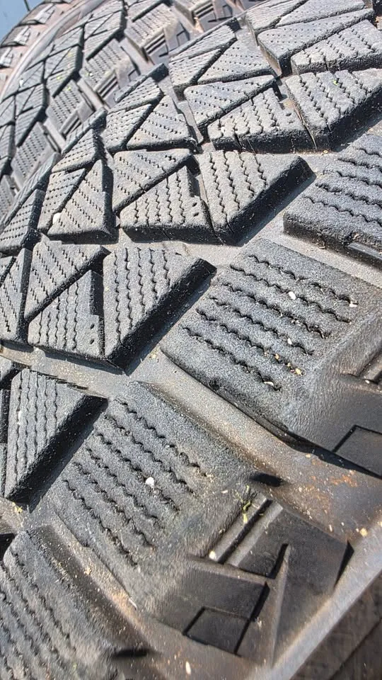 275/50/20 Bridgestone winter tires 85% tread image indicator(2)