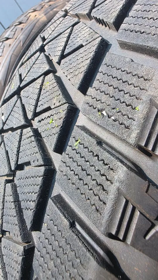 275/50/20 Bridgestone winter tires 85% tread image indicator(3)