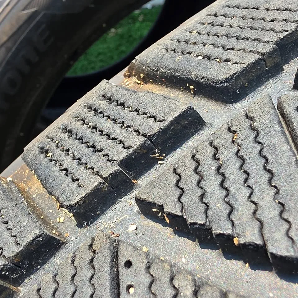 275/50/20 Bridgestone winter tires 85% tread image indicator(4)