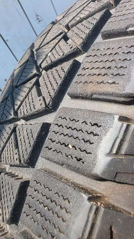 275/50/20 Bridgestone winter tires 85% tread image indicator(5)