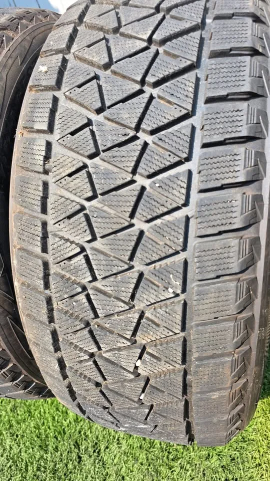 275/50/20 Bridgestone winter tires 85% tread image indicator(6)