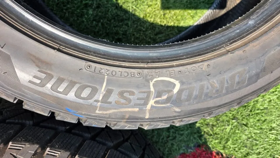 275/50/20 Bridgestone winter tires 85% tread image indicator(7)