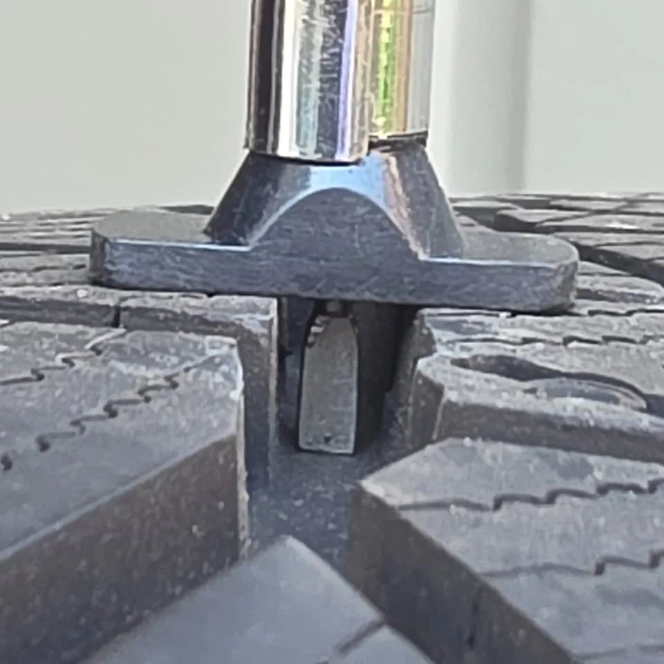 265/45/21 Continental IceContact XTRM 95% tread image indicator(9)