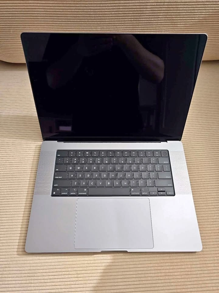 2023 MacBook Pro 16” M2 Max 38-Core GPU 64GB RAM 512GB SSD