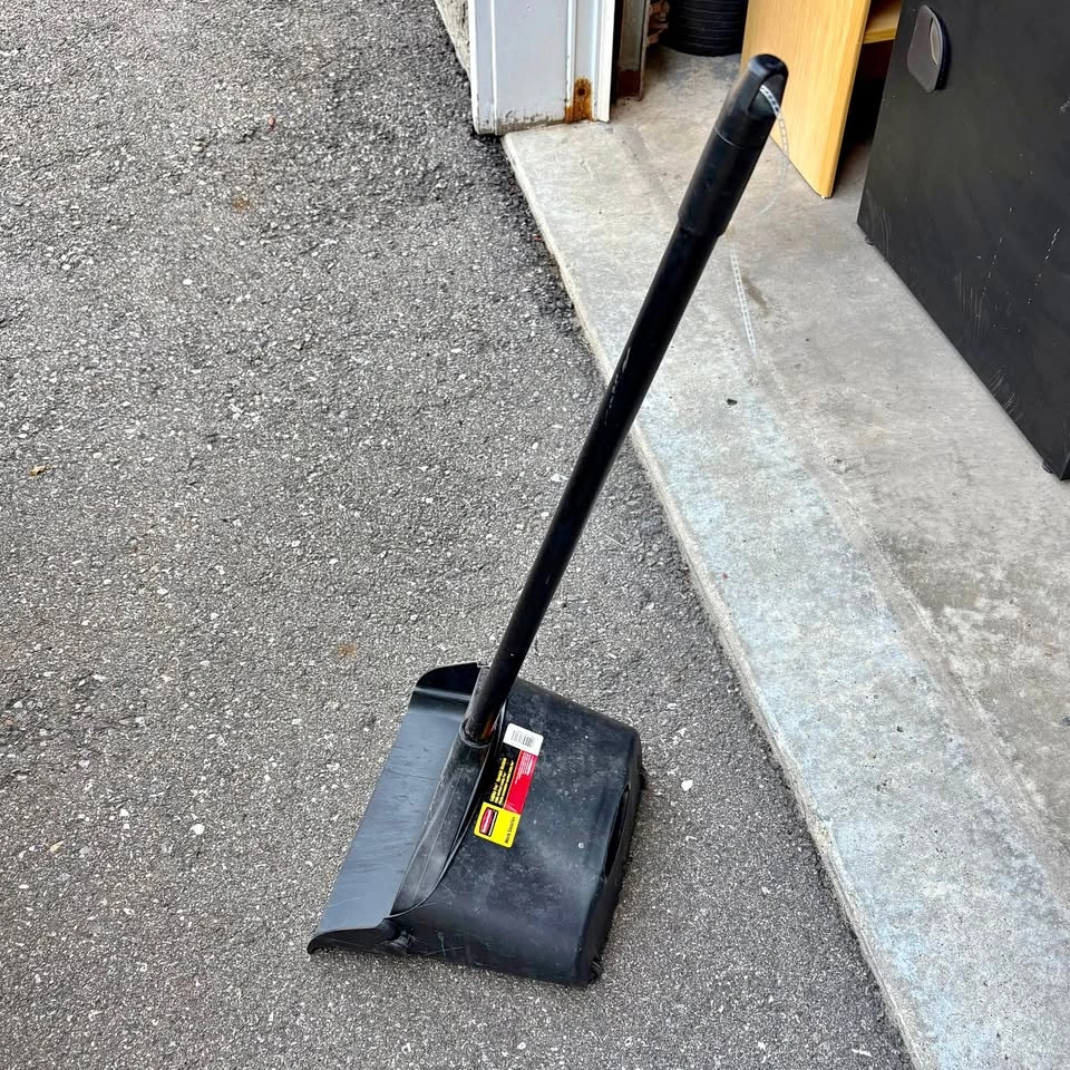 Upright Standing Dustpan