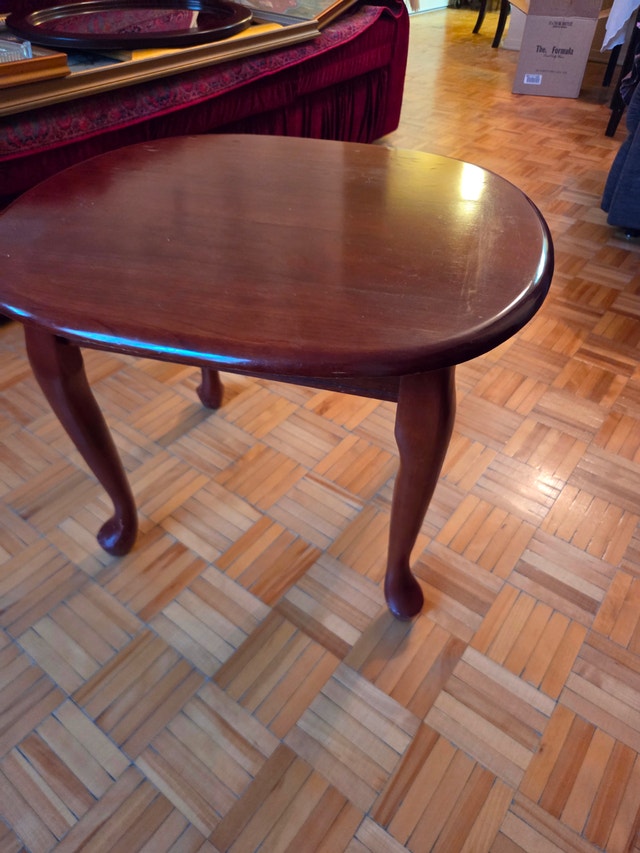 Oval Cherry Wood End Table - Queen Anne Legs - 20x23 in
