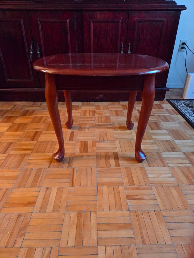 Oval Cherry Wood End Table - Queen Anne Legs - 20x23 in - photo 2