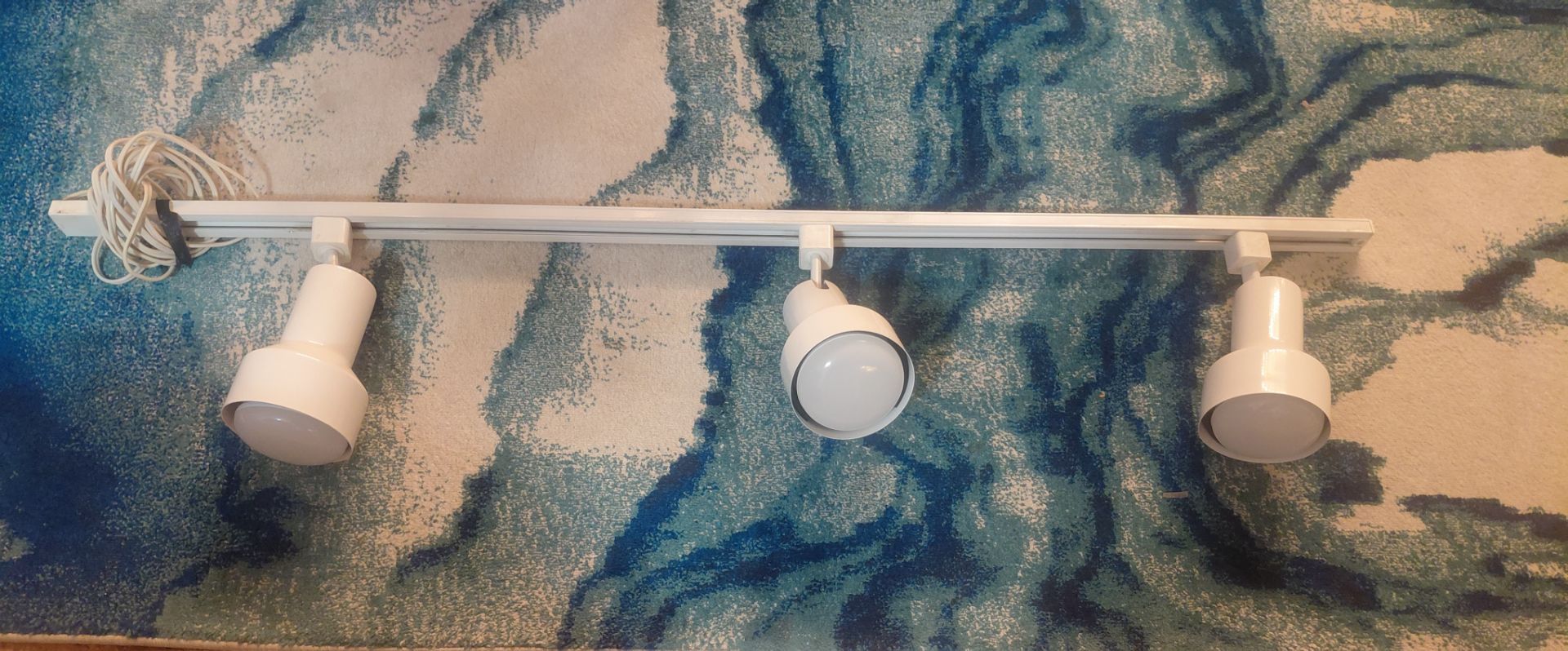3-light linear track lighting fixture