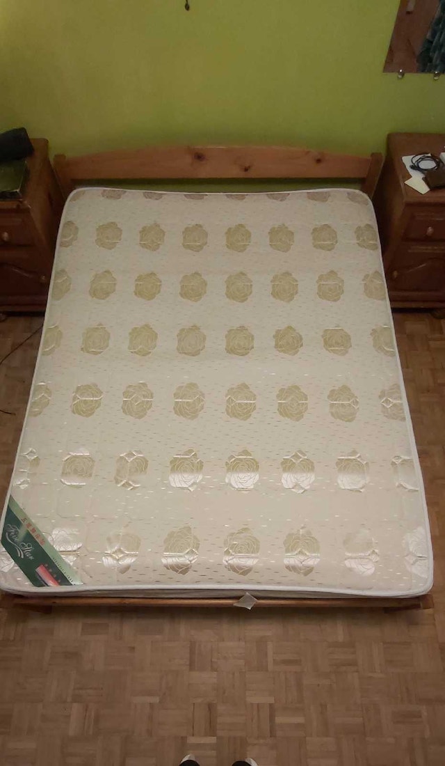 Queen mattress in good condition