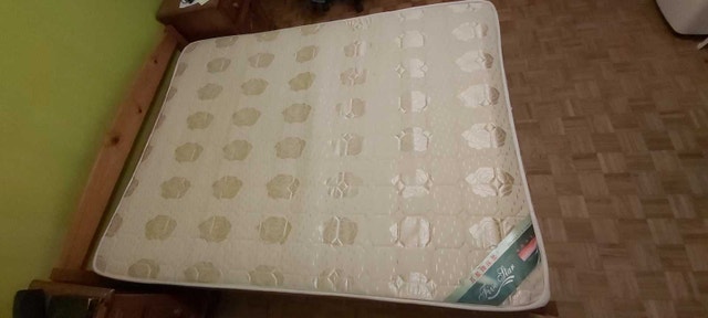 Queen mattress in good condition - photo 2