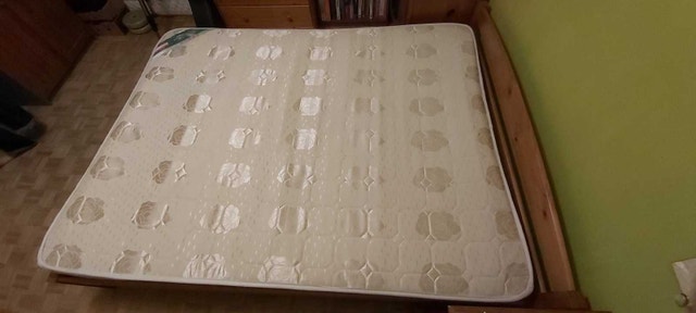 Queen mattress in good condition - photo 3