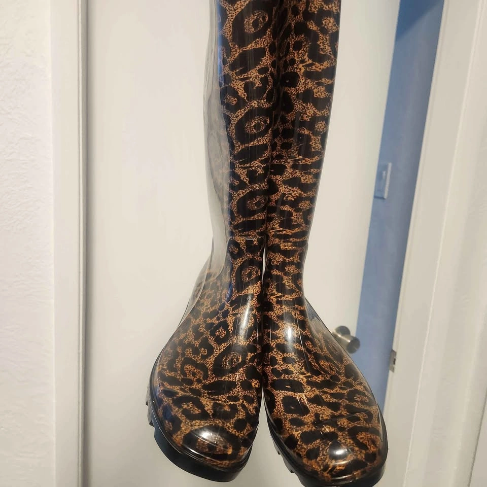 Rain Boots, Jeans, and Graphic Tee for Sale - photo 2