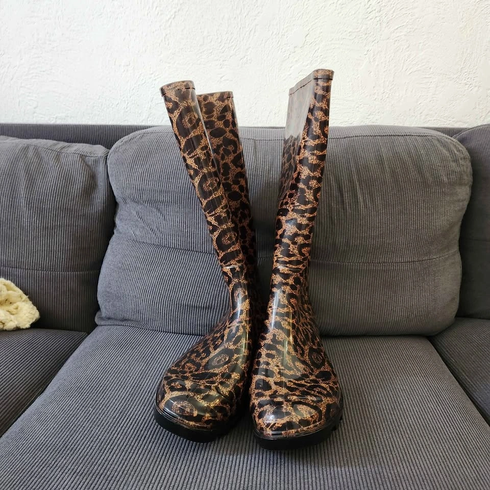 Rain Boots, Jeans, and Graphic Tee for Sale - photo 3