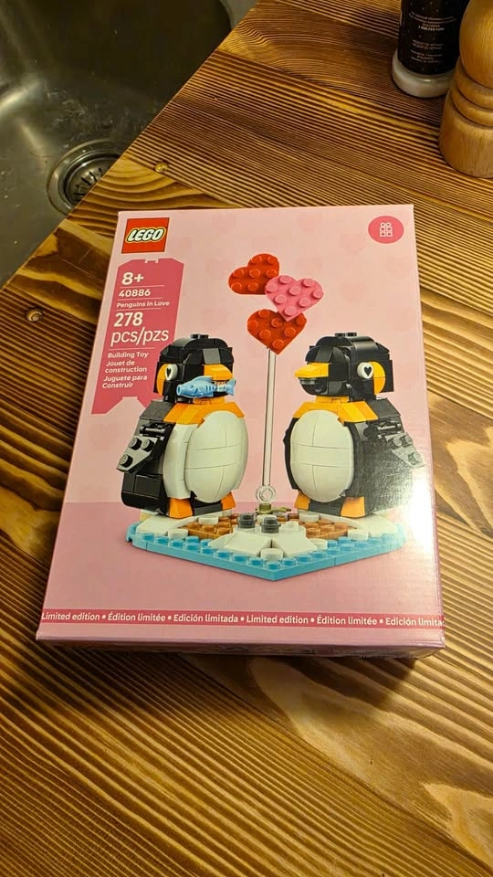 BNIB LEGO Penguins in Love (40886) - Limited Edition