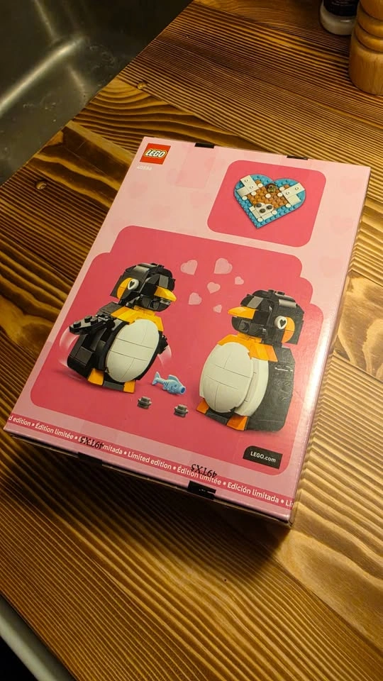 BNIB LEGO Penguins in Love (40886) - Limited Edition - photo 2