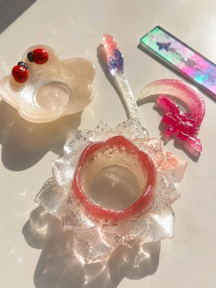 Lot of resin items