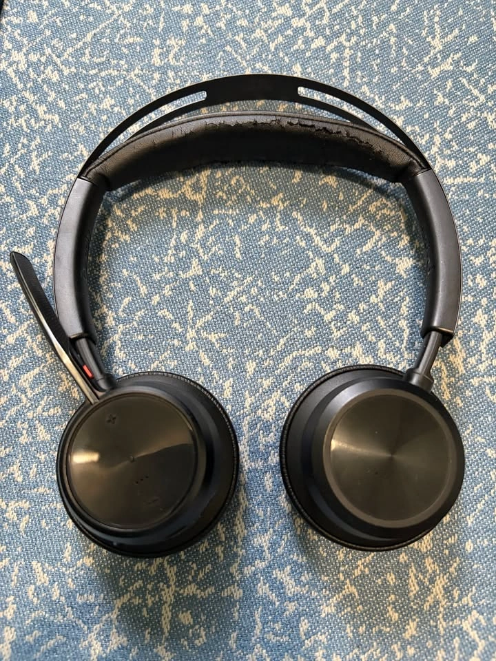 Poly Voyager Focus 2 UC Wireless Headset + Charging Stand - photo 2