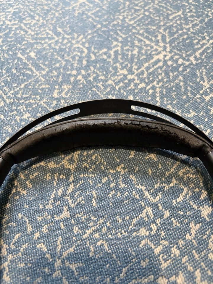 Poly Voyager Focus 2 UC Wireless Headset + Charging Stand - photo 3