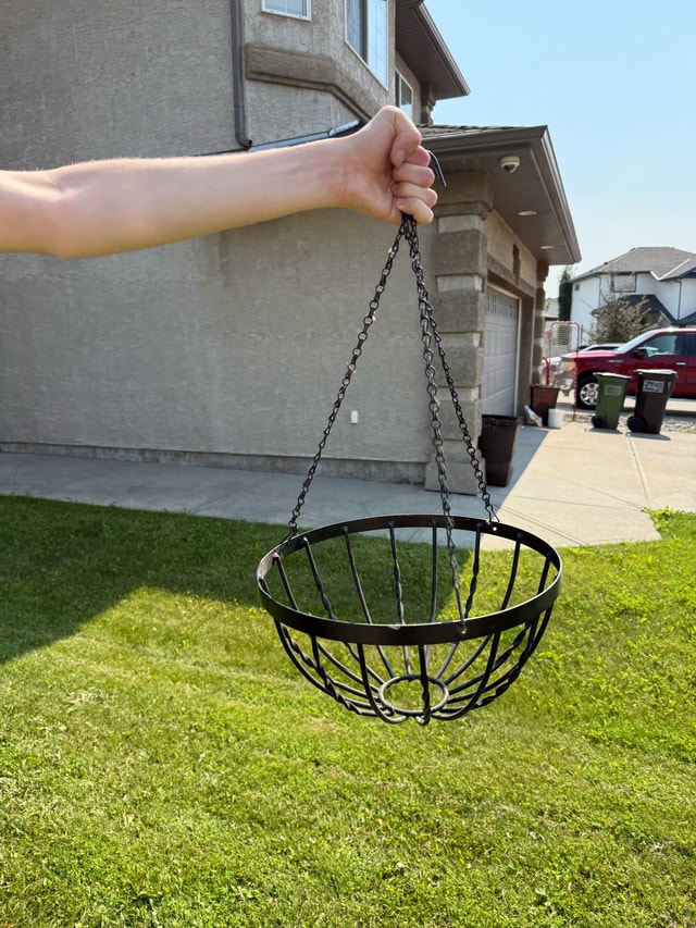 Hanging plant baskets (4 total)