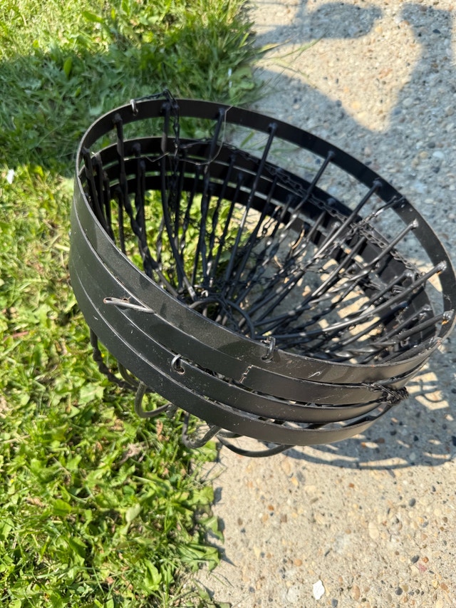 Hanging plant baskets (4 total) - photo 2