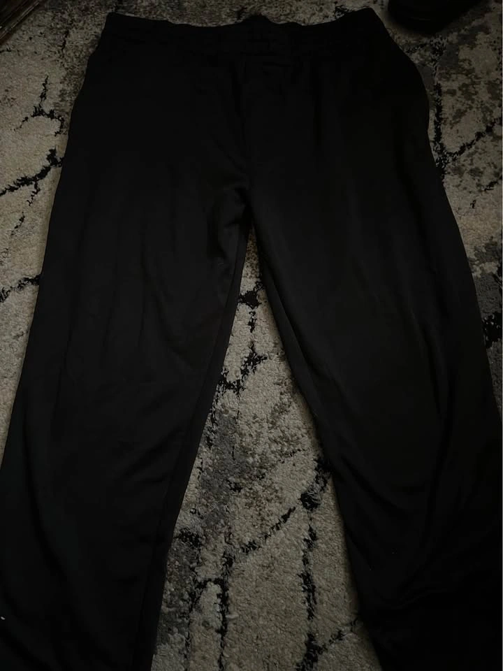 4 pairs of sweatpants - photo 3