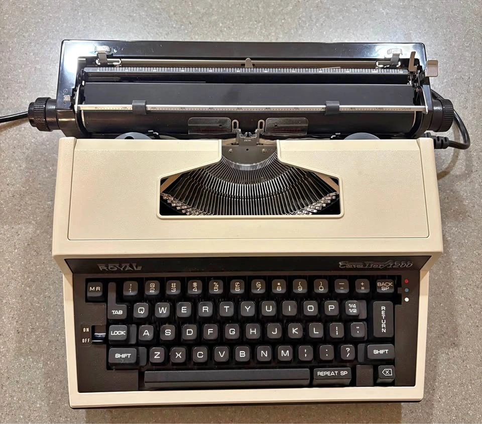 Royal Cavalier 1200 Vintage Typewriter