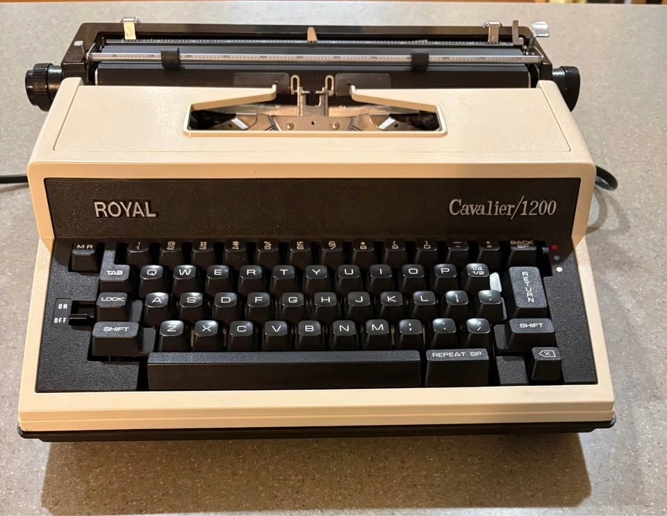 Royal Cavalier 1200 Vintage Typewriter - photo 2