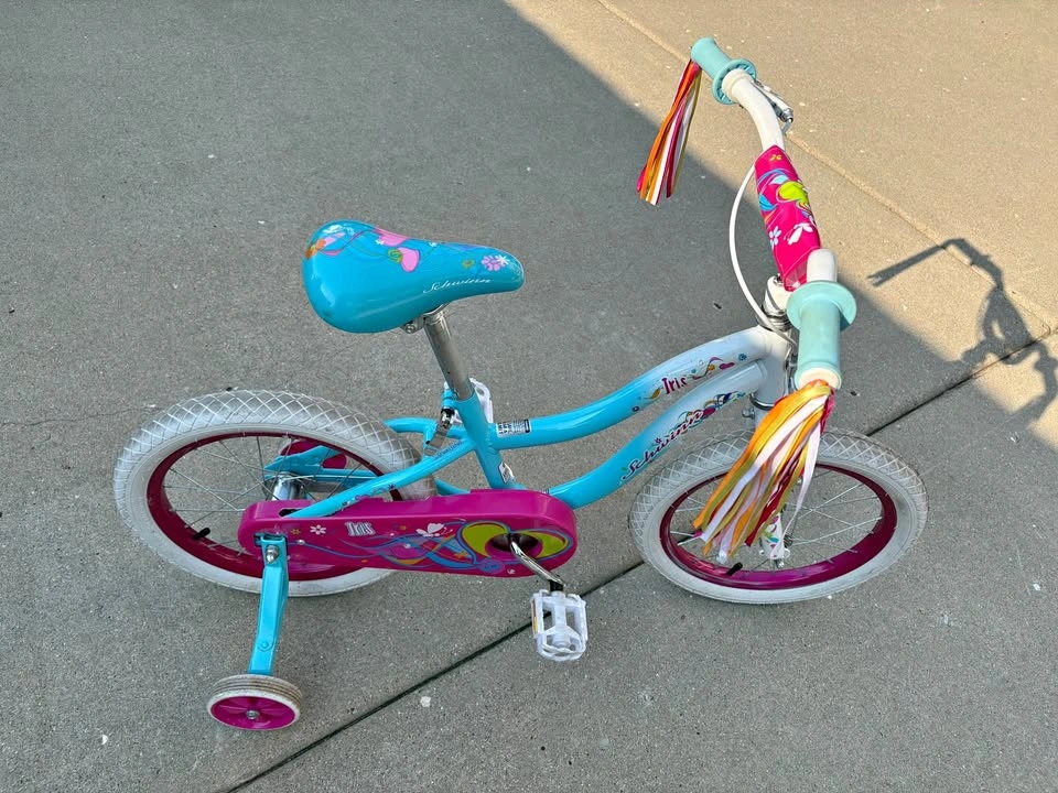 Schwinn 16” Iris bike with training wheels - Girl