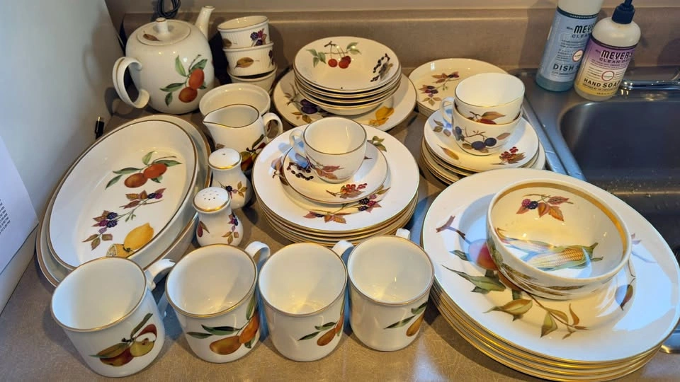 Vintage Royal Worcester Evesham Gold – 39-Piece Collection