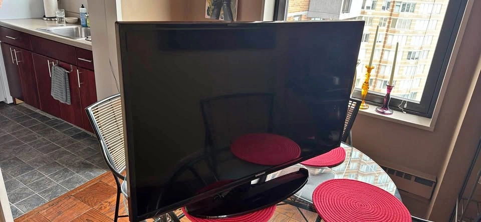 Samsung 40" LCD TV UN40H5201AFXZA